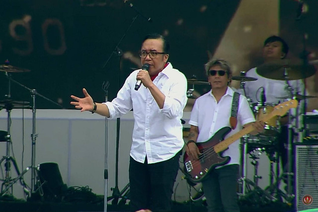 Musisi Ari Lasso tampil membawakan lagunya saat peringatan HUT TNI ke-79 di kawasan Monumen Nasional, Jakarta, Sabtu (5/10/2024). Foto: Youtube/Puspen TNI