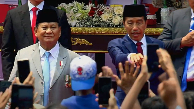 Presiden Joko Widodo bersama Menteri Pertahanan sekaligus presiden terpilih periode 2024-2029 menyapa para warga saat peringatan HUT ke-79 RI di kawasan Monumen Nasional, Jakarta, Sabtu (5/10/2024). Foto: Youtube/Puspen TNI