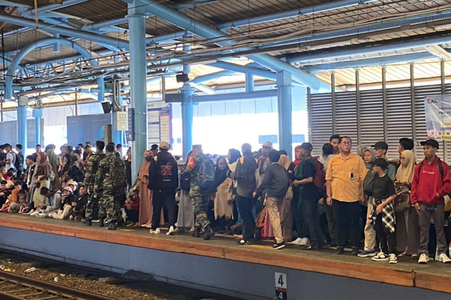 Sejumlah calon penumpang menunggu kedatangan KRL tujuan Bogor di Stasiun Juanda, Jakarta, Sabtu (10/5/2024). Foto: Abid Raihan/kumparan