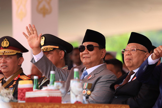 Wakil Presiden Ma'ruf Amin dan menteri Pertahanan sekaligus presiden terpilih 2024-2029 Prabowo Subianto menyapa para warga usai menghadiri upacara peringatan HUT ke-79 TNI di kawasan Monumen Nasional, Jakarta, Sabtu (5/10/2024). Foto: Dok. Istimewa