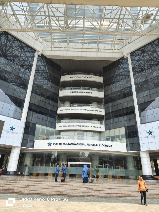 Lobby Gedung Layanan Perpusnas RI (Dokumentasi pribadi diambil pada 18/09/24 jam 12:01)