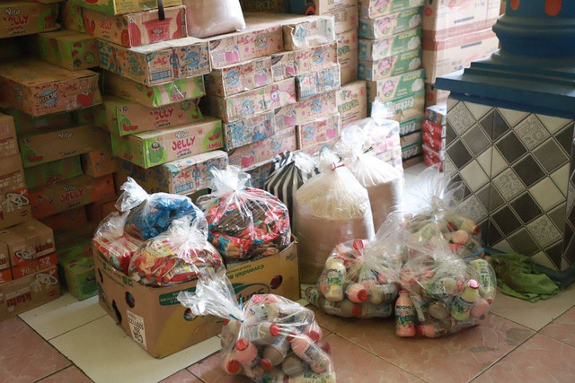 Makanan dan minuman yang disita kasus keracunan ratusan jemaah salawat di Desa Krecek, Badas, Kabupaten Kediri. Foto: Dok. Istimewa