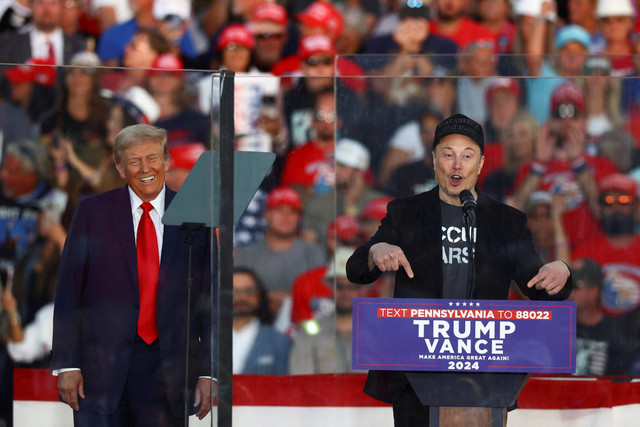 CEO Tesla dan pemilik X Elon Musk menghadiri kampanye Calon Presiden Amerika Serikat Donald Trump di Butler, Pennsylvania, Amerika Serikat, Sabtu (5/10/2024). Foto: Carlos Barria/REUTERS
