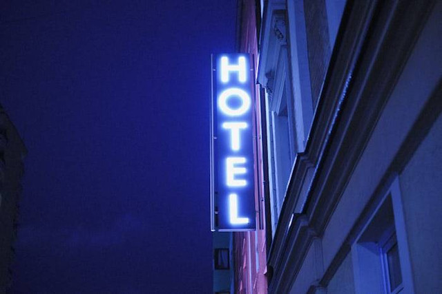 Hotel bintang 3 di tengah kota Bandung. Foto hanyalah ilustrasi bukan tempat sebenarnya. Sumber: Unsplash/Ph B