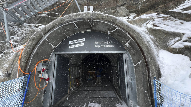 Suasana di atas Jungfraujoch saat ingin ke hamparan salju. Foto: Reza Aditya Ramadhan/kumparan