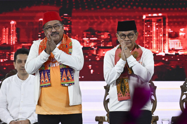 Pasangan calon Gubernur-Wakil Gubernur DKI Jakarta nomor urut tiga Pramono Anung (kanan) dan Rano Karno (kiri) mengikuti debat pertama pasangan Calon Gubernur dan Wakil Gubernur DKI Jakarta tahun 2024 di JIExpo Kemayoran, Jakarta, Minggu (6/10/2024). Foto: Aprillio Akbar/ANTARA FOTO