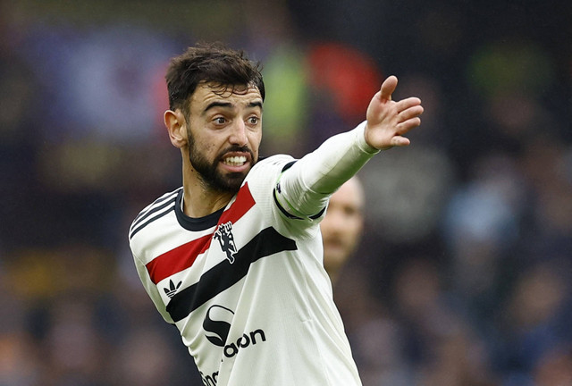Pemain Manchester United, Bruno Fernandes, bereaksi pada pertandingan Liga Inggris antara Aston Villa melawan Manchester United di Villa Park, Birmingham, Inggris, Minggu (6/10/2024). Foto: Peter Cziborra/REUTERS 