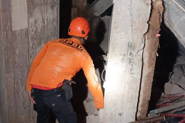 Petugas saat mengevakuasi rumah yang roboh di Ungaran, Kabupaten Semarang. Foto: BPBD Kabupaten Semarang