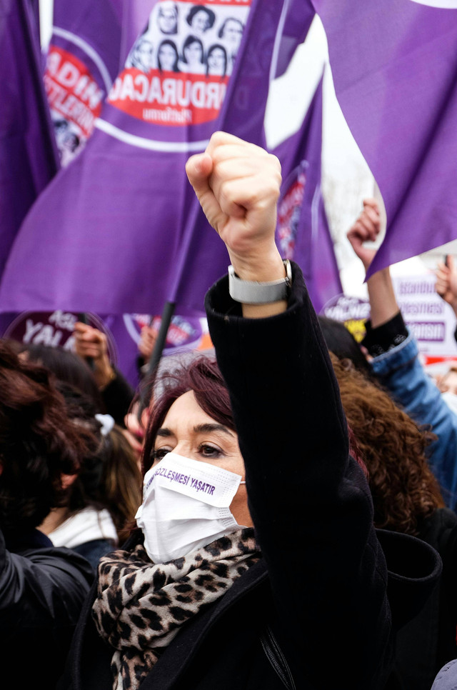 https://www.pexels.com/photo/a-woman-protesting-on-the-street-13058910/