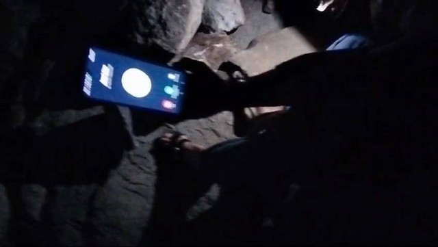 Damkar Lampung Selatan saat mencari handphone emak-emak yang terjatuh di tanggul penangkal ombak Pantai Banding, Lampung Selatan. | Foto: Dok Istimewa