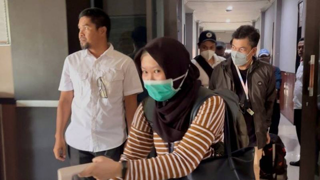 Rombongan KPK meninggalkan ruangan Satreskrim Polres Banjarbaru, Kalsel, Senin (7/10/2024). Foto: Tumpal Andani Aritonang/Antara