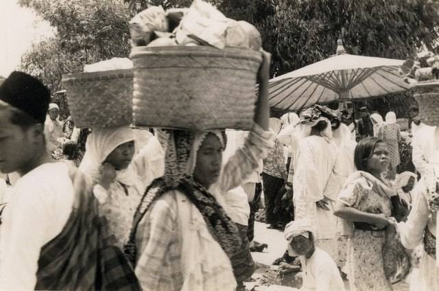 Minangkabau Women in the early twentieth century. Pict from Commons Wikimedia.