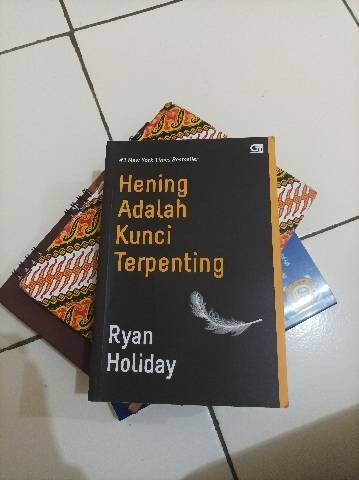Foto: tampak luar (cover) buku "Hening Adalah Kunci Terpenting" karya Ryan Holiday.