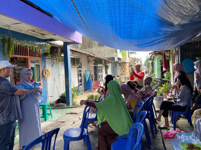 Gambar 1. Praktik penggunaan daun Ki Encok untuk mengobati nyeri sendi.