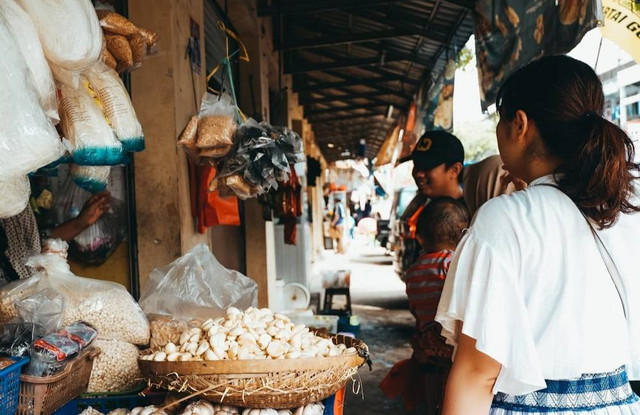 Ilustrasi Ekonomi Kerakyatan Sumber Unsplash/Devi Puspita Amartha