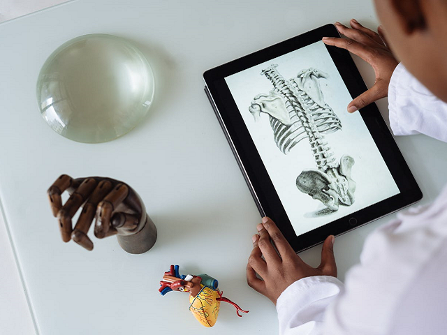 Ilustrasi ciri-ciri orang yang cocok jadi dokter. Sumber: pexels.com/Rethaferguson.