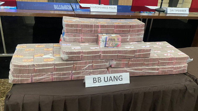 Sejumlah barang bukti yang disita oleh Dittipidsiber Bareskrim Polri dari komplotan situs judi online 8278slots di Bareskrim Polri pada Selasa (8/10/2024). Foto: Abid Raihan/kumparan