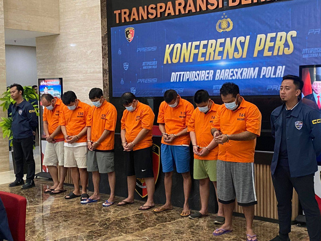 Press release Dittipidsiber Bareskrim Polri tentang pengungkapan situs judi online 8278slots di Bareskrim Polri pada Selasa (8/10/2024). Foto: Abid Raihan/kumparan