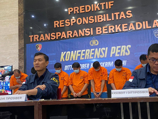 Press release Dittipidsiber Bareskrim Polri tentang pengungkapan situs judi online 8278slots di Bareskrim Polri pada Selasa (8/10/2024). Foto: Abid Raihan/kumparan