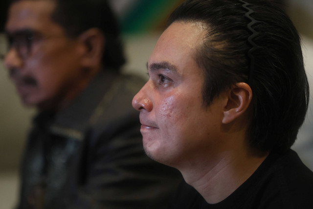 Artis Baim Wong bersama pengacaranya memberkan keterangan pers terkait perceraiannya di kawasan Tanah Kusir, Jakarta, Selasa, (8/10/2024). Foto: Agus Apriyanto