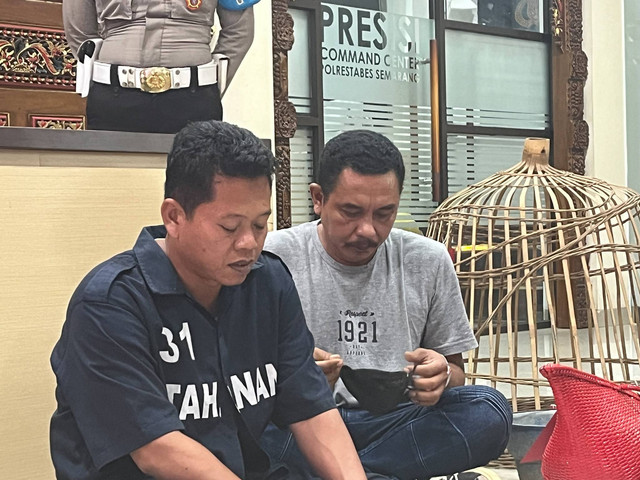 Pelaku sabung ayam Faisol Nur (kiri) dan oknum anggota Polsek Genuk Aipda JND saat dihadirkan dalam jumpa pers. Foto: Intan Alliva Khansa/kumparan