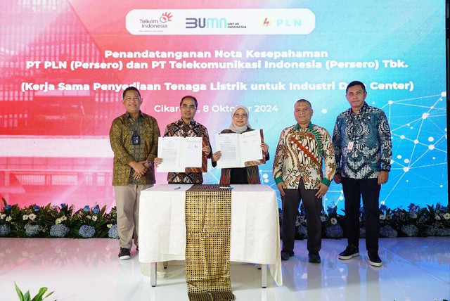 (Kiri ke Kanan) Direktur Wholesale and International Service Telkom Bogi Witjaksono, DirekturGroup Business Development Telkom Honesti Basyir, Direktur Retail dan Niaga PLN Edi Srimulyanti, EVPPenjualan dan Pelayanan Pelanggan Enterprise PLN Nayusrizal, dan CEO NeutraDC Andreuw Th.A.F padaacara penandatanganan nota kesepahaman antara PT Telkom Indonesia (Persero) dan PT PLN (Persero)untuk Kerja Sama Penyediaan Tenaga Listrik untuk Industri Data Center yang berlangsung pada Selasa (8/10/2024). Foto: Dok. Telkom