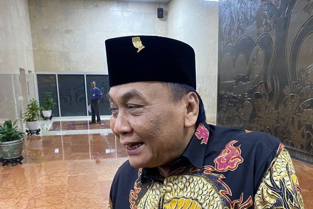 Ketua Fraksi PDIP Bambang Pacul di gedung Parlemen, Jakarta, Rabu (9/10/2024). Foto: Abid Raihan/kumparan