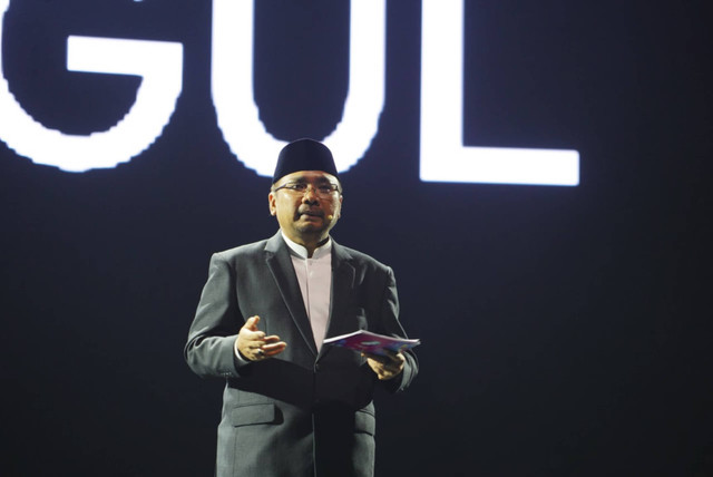Menteri Agama (Menag) Yaqut Cholil Qoumas meluncurkan logo tema, dan theme song peringatan Hari Santri 2024 dengan mengusung tema "Menyambung Juang Merengkuh Masa Depan" di JI-Expo Kemayoran Jakarta, Rabu (9/10/2024). Foto: Dok. Kemenag