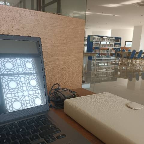 Mengerjakan tugas dengan laptop (sumber : dokumen pribadi)