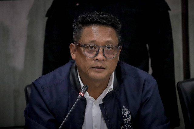 Kadivhubinter Komjen Pol Krishna Murti memberikan keterangan pers Penangkapan Buronan Internasional di Dirjen Imigrasi, Kantor Kemenkumham, Jakarta, Kamis (10/10/2024). Foto: Jamal Ramadhan/kumparan