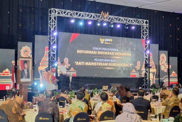 Menteri Koordinator Maritim dan Investasi Luhut Binsar Panjaitan peluncuran buku Anti Mainstream Bureaucracy di Hotel Bidakara, Jakarta Selatan pada Kamis (10/10/2024). Foto: Argya D. Maheswara/kumparan