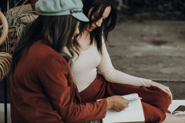 Perempuan lebih lekat dengan kegiatan membaca, sehingga mereka lebih sering menjadi pelopor gerakan literasi (Photo by Joel Muniz on Unsplash) 