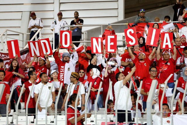 Suporter Indonesia jelang Timnas Indonesia melawan Bahrain pada pertandingan Grup C Ronde 3 Kualifikasi Piala Dunia 2026 di Stadion Nasional Bahrain, Riffa, Bahrain, Kamis (10/10/2024). Foto: Hamad I Mohammed/REUTERS