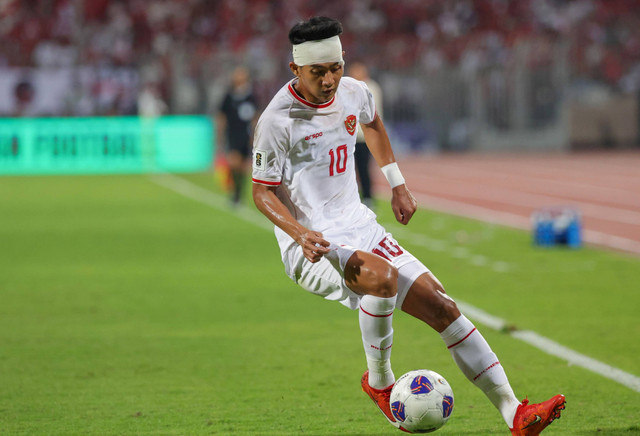 Pemain Timnas Indonesia Malik Risaldi menggiring bola saat bertanding melawan Timnas Bahrain dalam laga Grup C putaran ketiga Kualifikasi Piala Dunia 2026 zona Asia di Stadion Nasional Bahrain, Kamis (10/10/2024). Foto: ANTARA FOTO/HO-PSSI