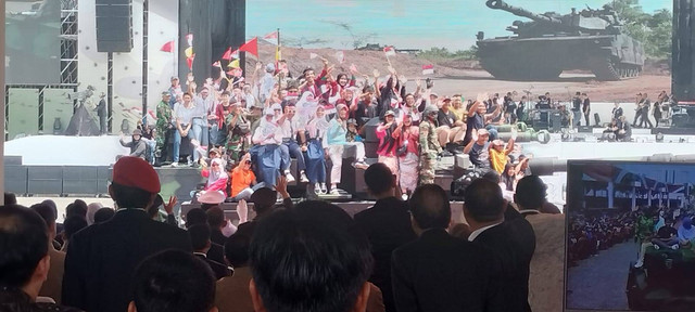 Foto kebersamaan masyarakat dengan TNI pada HUT ke 79 TNI di Monumen Nasional Jakarta Pusat (5/10), (Dok. Pribadi).