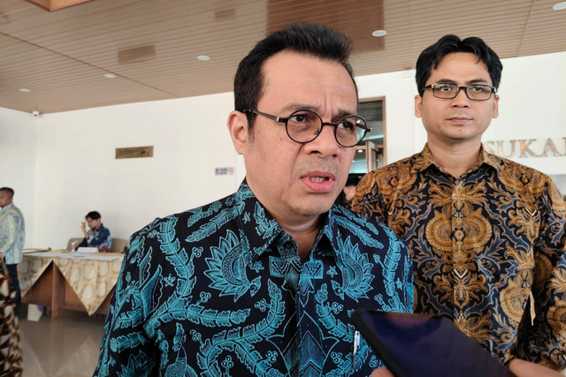 Wamenkominfo Nezar Patria  menjawab pertanyaan wartawan saat ditemui di MM UGM, DI Yogyakarta, Jumat (11/10/2024). Foto: Arfiansyah Panji Purnandaru/kumparan