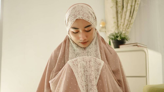 Ilustrasi salat dengan mukena berbau apek. Foto: Humba Frame/Shutterstock