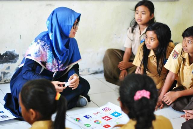 Ilustrasi alasan yang tepat kenapa guru penggerak diarahkan untuk menggunakan pendekatan berbasis aset daripada pendekatan berbasis kekurangan adalah karena. Foto: Unsplash/Husniati Salma