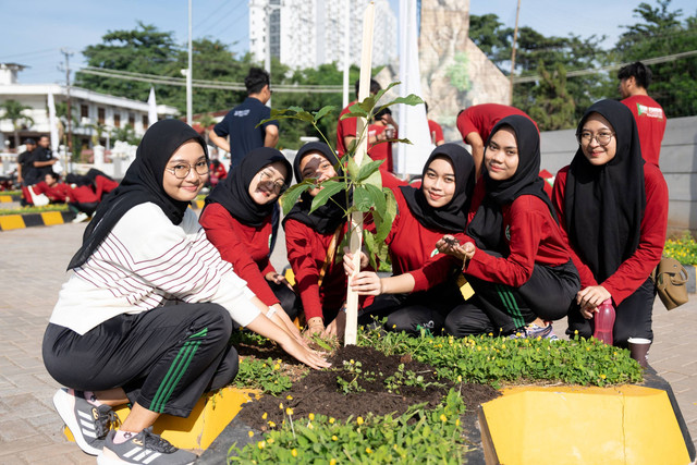 Para mahasiswi Undip dalam acara tanam pohon di sekitar kampus, Jumat, 11 Oktober 2024. Foto: Dok. Undip