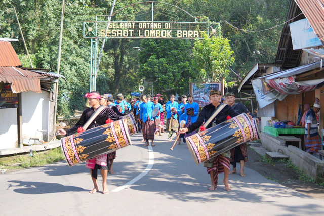 Masyarakat Sesaot menyambut acara peresmian dengan pertunjukan gamelan yang meriah. Kegiatan ini berlangsung di jalan masuk menuju Desa Sesaot, mengekspresikan kebanggaan mereka atas keberadaan Pojok Rahayu.