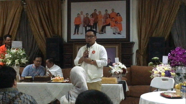 Cagub Jakarta, Ridwan Kamil, di depan kediaman Senator DPD Partai Demokrat Dapil Jakarta, Slyviana Murnia, Jumat malam (11/10). Foto: Alya Zahra/Kumparan