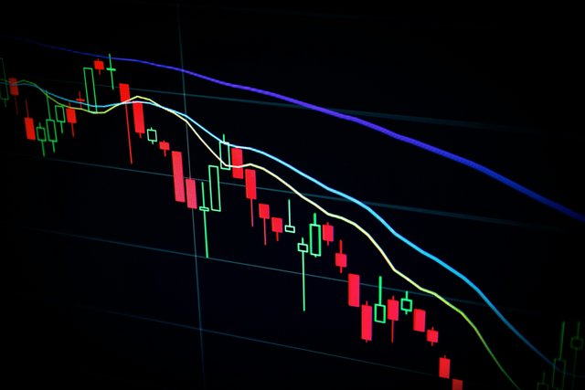 Foto Ilustrasi Penurunan Harga Aset Crypto, Sumber: Unsplash/Maxim Hopman