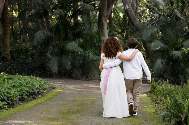Pernikahan Anak https://www.freepik.com/free-photo/children-getting-ready-their-first-communion_25609987.htm#fromView=serie&position=33