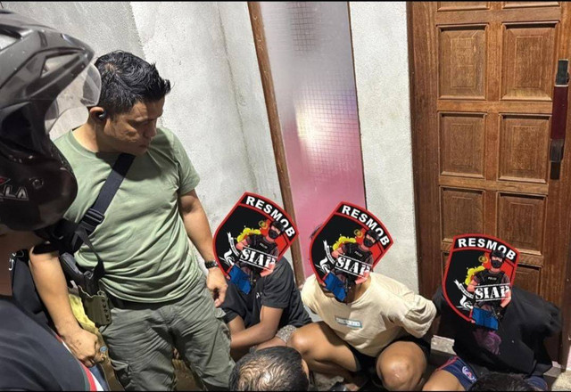 Pelaku begal yang sempat viral karena aksinya terekam CCTV berhasil ditangkap di Teluk Pakedai. Foto: Dok. Polda Kalbar