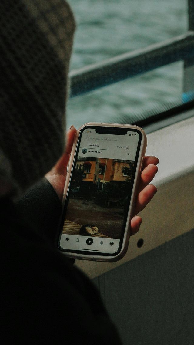 sumber: https://www.pexels.com/photo/hand-holding-smartphone-with-instagram-20041859/