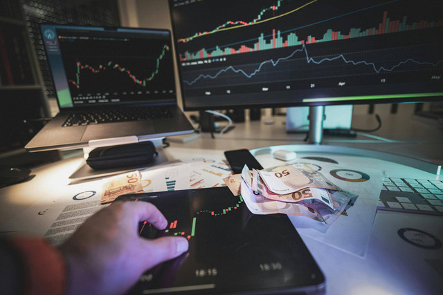 sumber: https://www.pexels.com/photo/close-up-photo-of-monitor-159888/