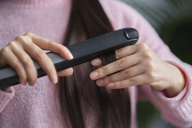 Apakah Boleh Pakai Catokan Saat Rambut Masih Basah? Ini Penjelasannya. Foto: Yavdat/Shutterstock