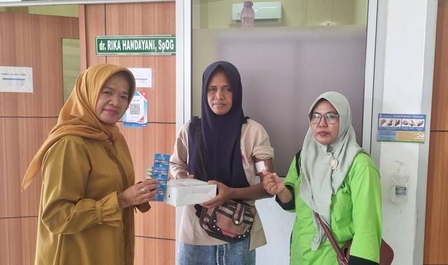 Pelayanan Prima Penyuluh KB BKKBN Sumatera Selatan kepada Akseptor Implan di Kecamatan Gandus, Kota Palembang. Sumber: Dokumentasi Penulis