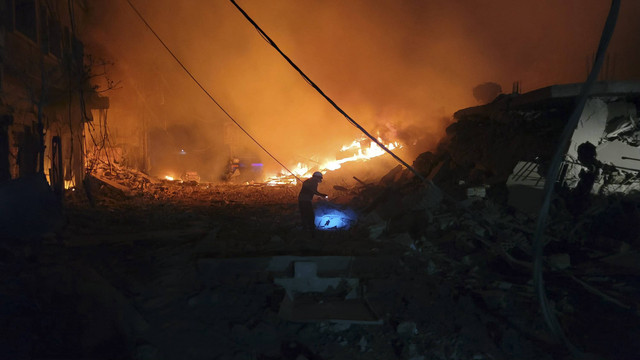 Seorang petugas penyelamat mencari korban selamat di lokasi serangan udara Israel yang menargetkan kota Nabatiyeh di Lebanon selatan, Sabtu (12/10/2024). Foto: ABBAS FAKIH/AFP