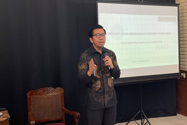 Peneliti ICW Kurnia Ramadhana saat memaparkan hasil temuan ICW terkait tren vonis pelaku korupsi sepanjang tahun 2023, di kawasan Menteng, Jakarta Pusat, Senin (14/10/2024). Foto: Fadhil Pramudya/kumparan